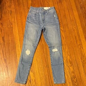 Arizona Jean Company Light Blue Skinny Jeans with Knee Distressing
